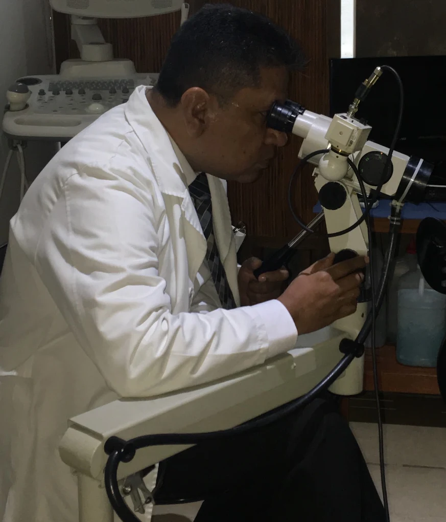 Dr. Alfonso Soto Escobedo realizando colposcopia en Saltillo